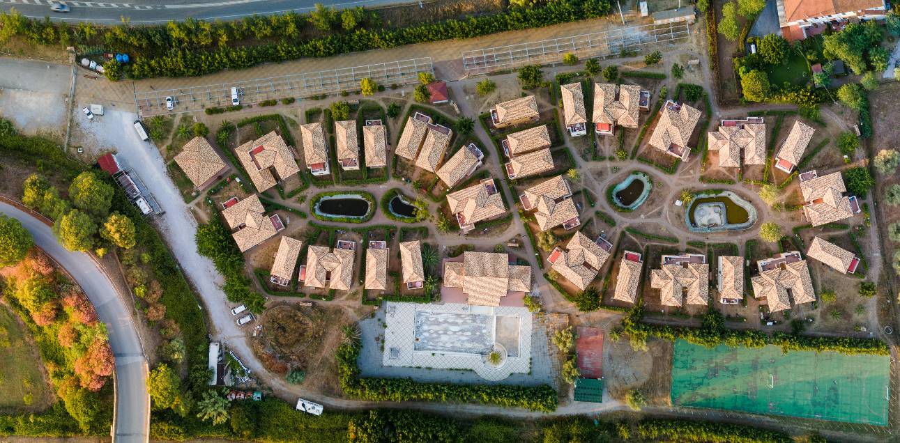 Vista aérea de terrenos y edificaciones en un entorno rural.