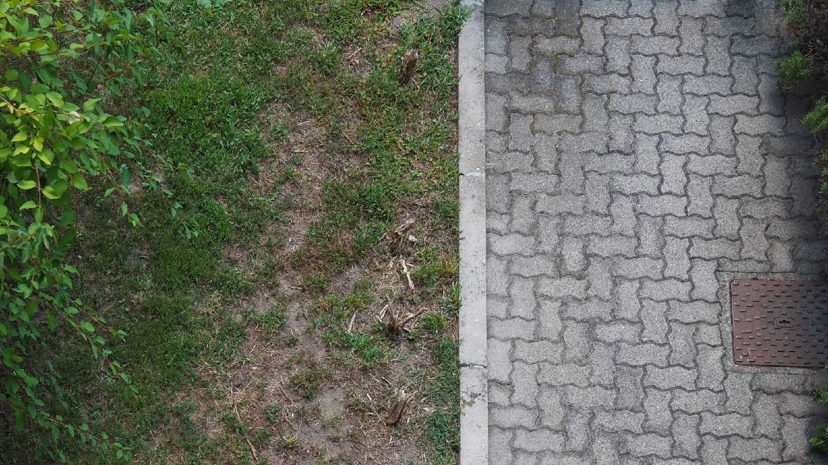 Paso peatonal junto al límite de una parcela.
